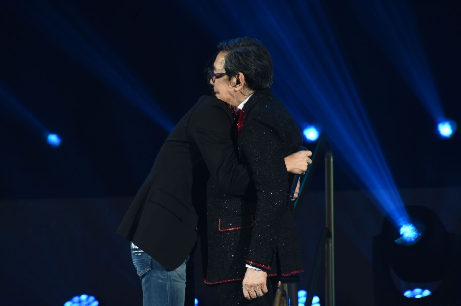 胡枫演唱会︱张学友当众下跪磕头  胡枫感动落泪