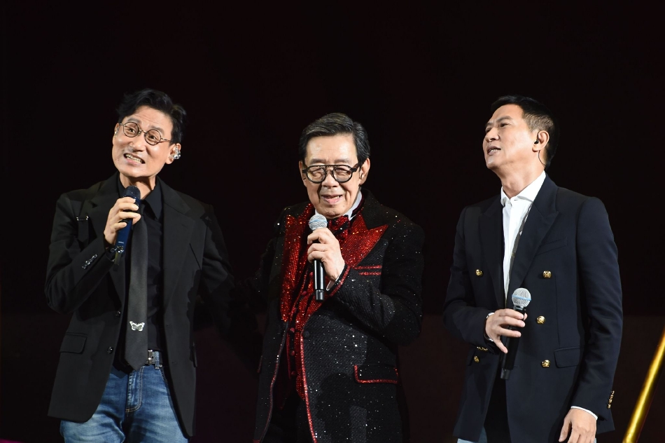 胡枫演唱会︱张学友当众下跪磕头  胡枫感动落泪