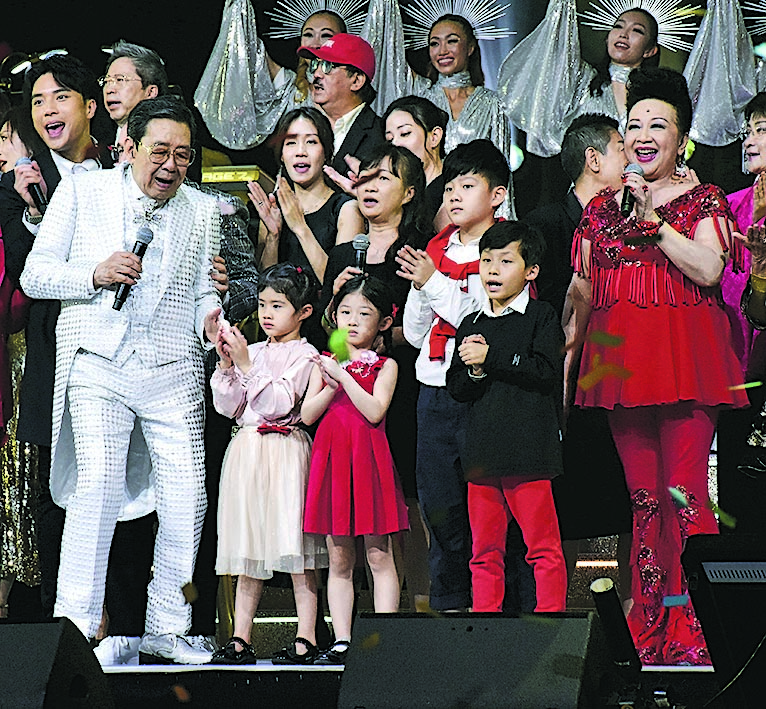 胡枫演唱会︱张学友当众下跪磕头  胡枫感动落泪