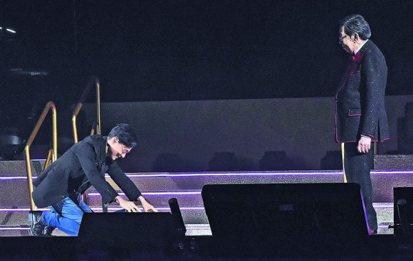 胡枫演唱会︱张学友当众下跪磕头  胡枫感动落泪