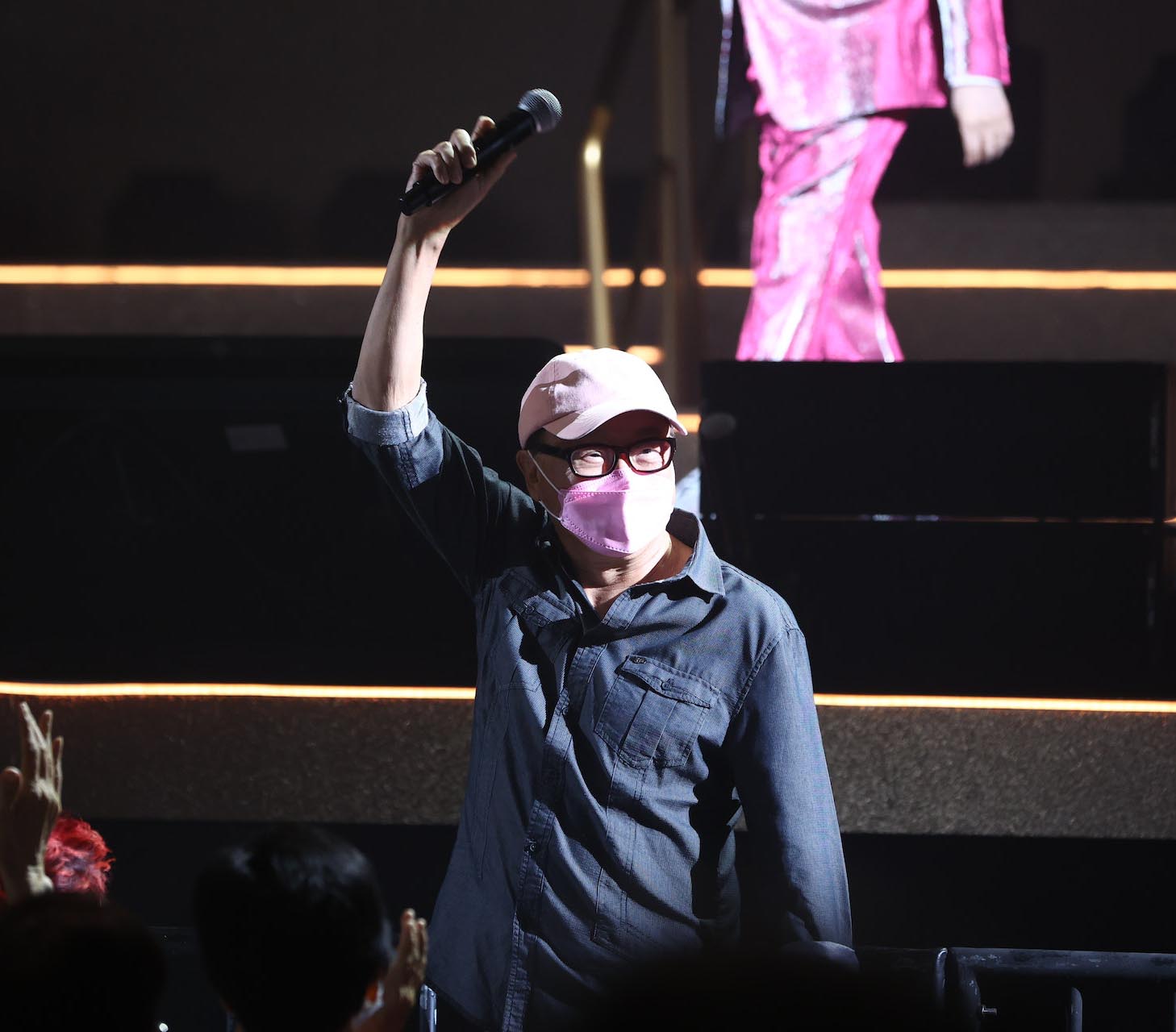 胡枫演唱会︱张家辉开金口掀高潮 承诺开戏预修哥罗兰