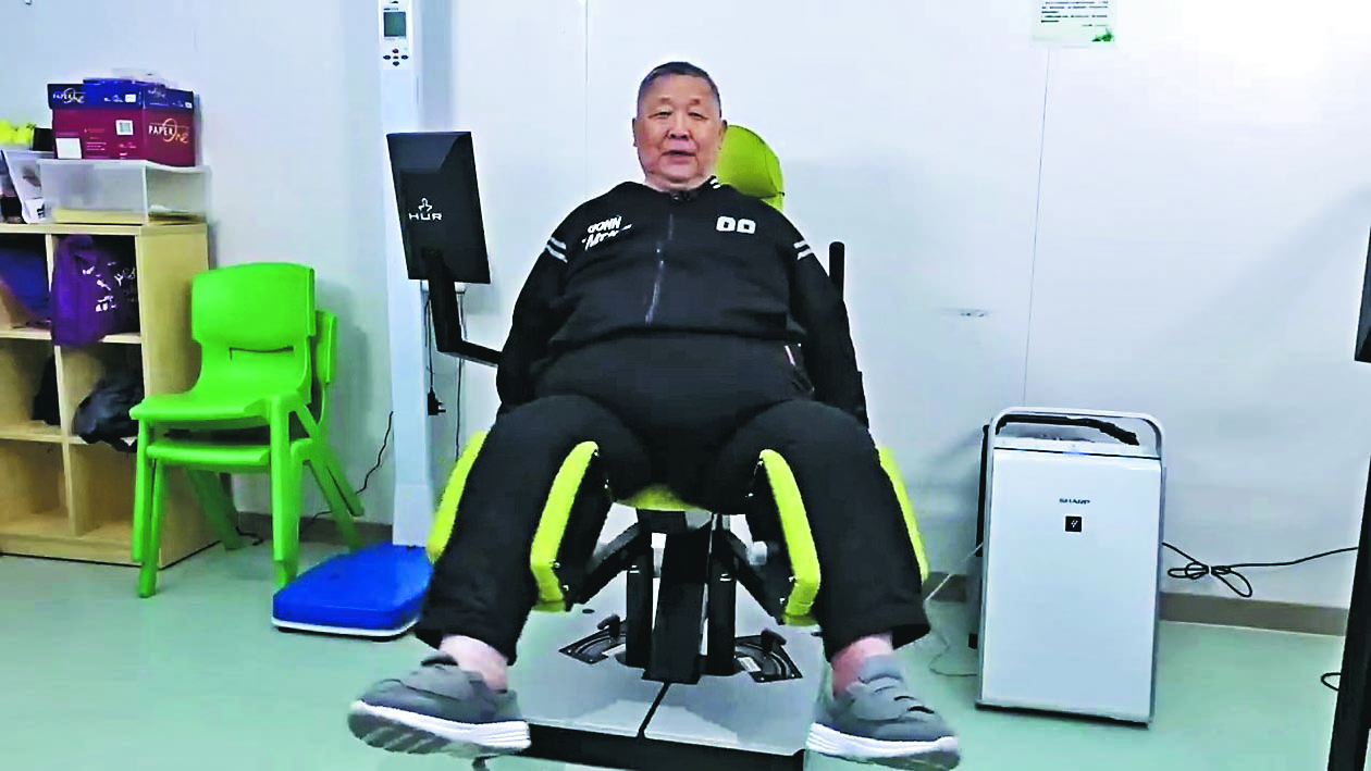  脂肪压住背脊神经线  秦煌日行千步减30公斤 