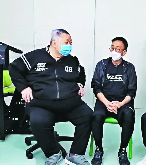  脂肪压住背脊神经线  秦煌日行千步减30公斤 