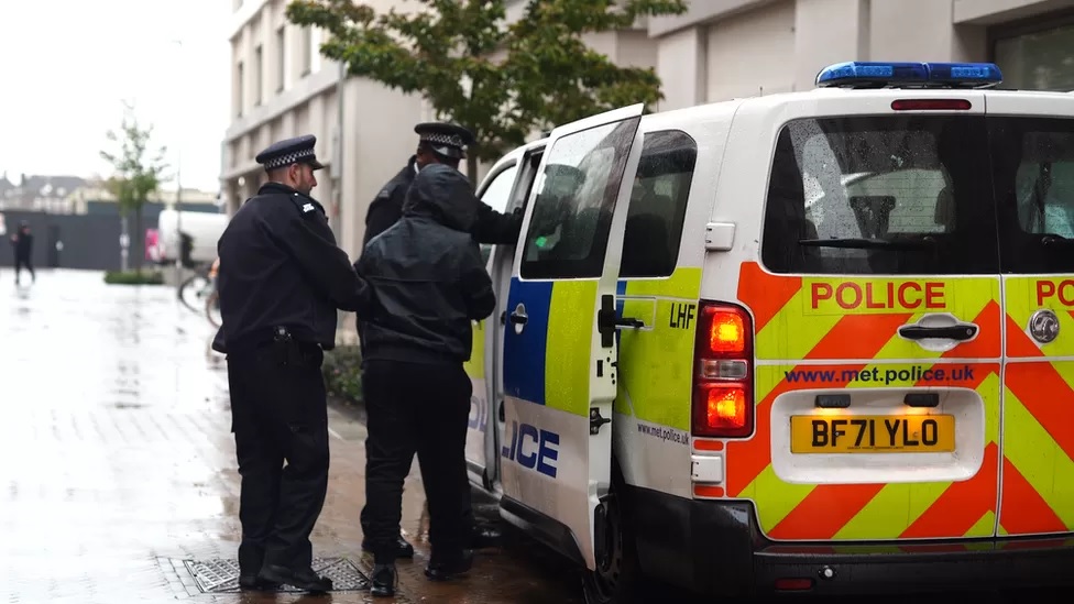 英警方与多国合作建功 瓦解国际电话诈骗网络
