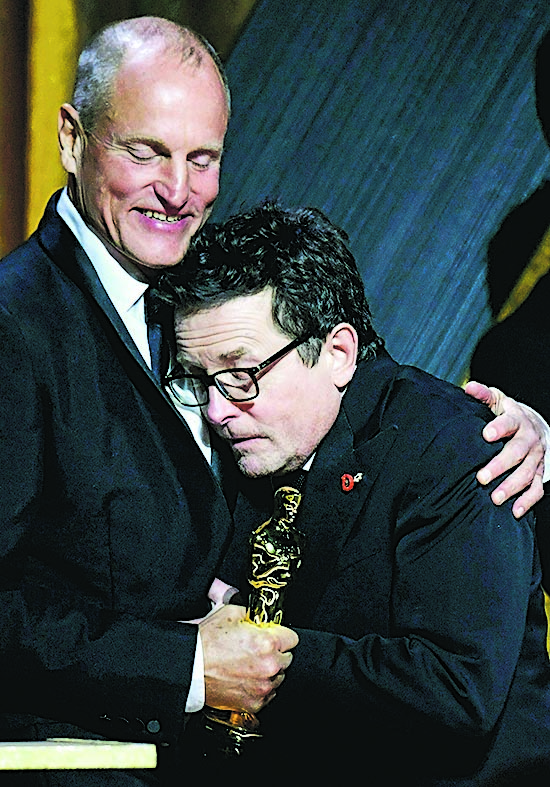 获颁奥斯卡卡人道奖 麦可霍士抱小金人呼太酷了