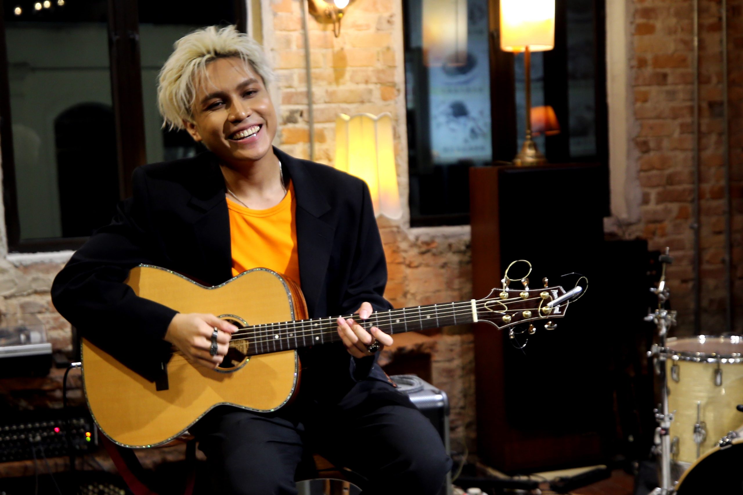 菲道尔想成下一个周杰伦 首位本地歌手发黑胶唱片