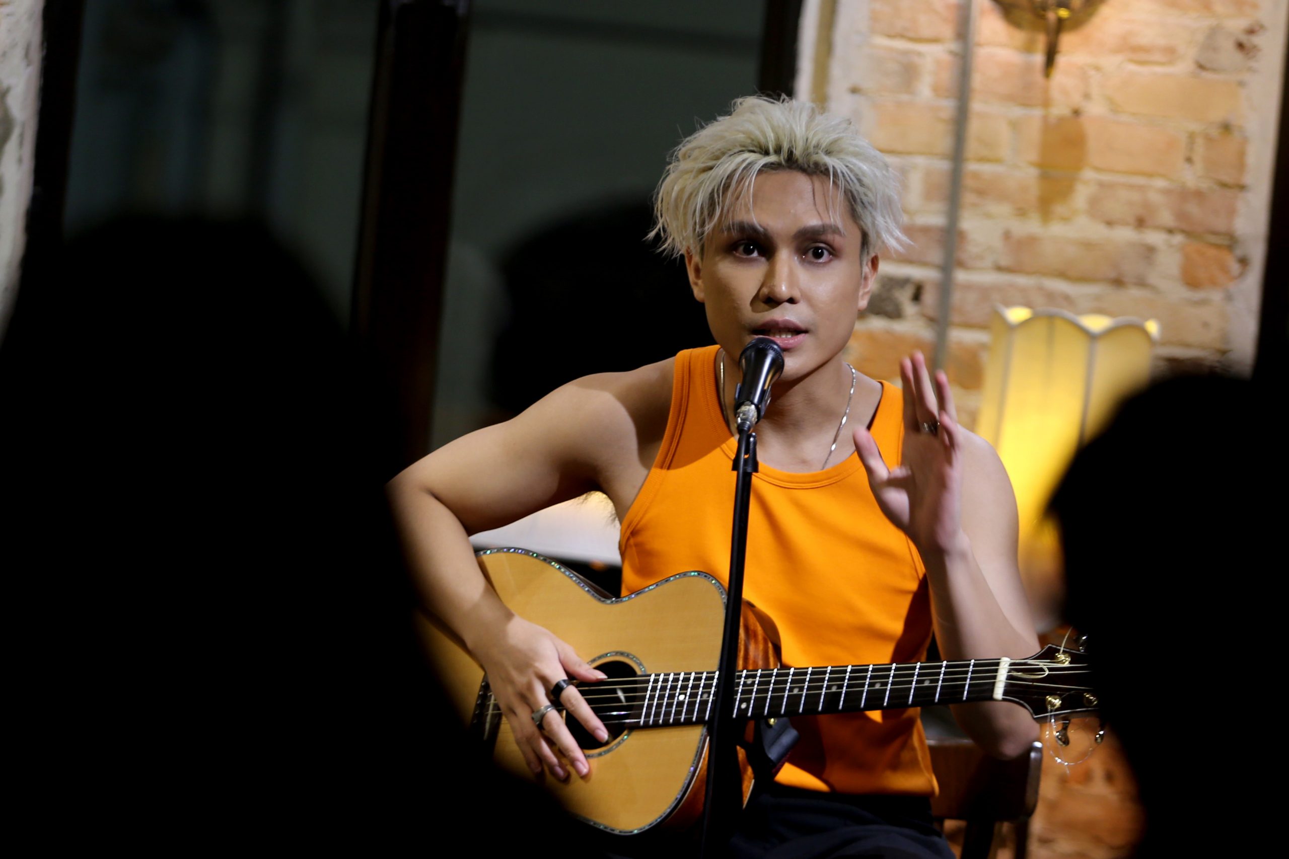 菲道尔想成下一个周杰伦 首位本地歌手发黑胶唱片