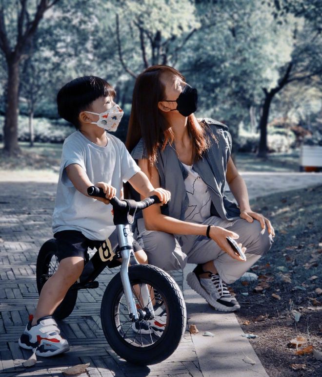 蔡少芬为儿子庆3岁生日 陈法蓉喊话“姨姨爱你”	