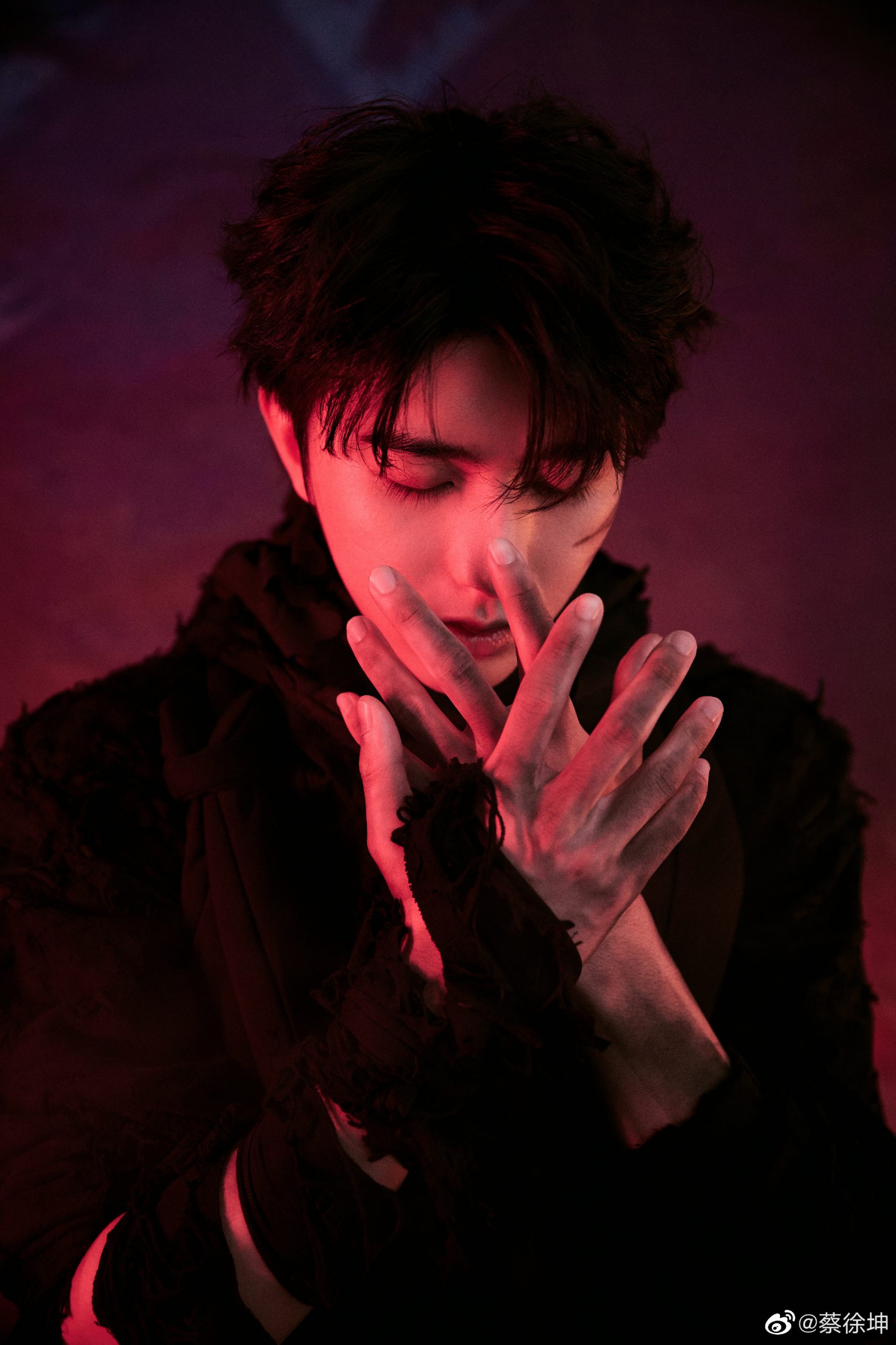 蔡徐坤提前解约打官司 前东家“倒油”公开整容费用	