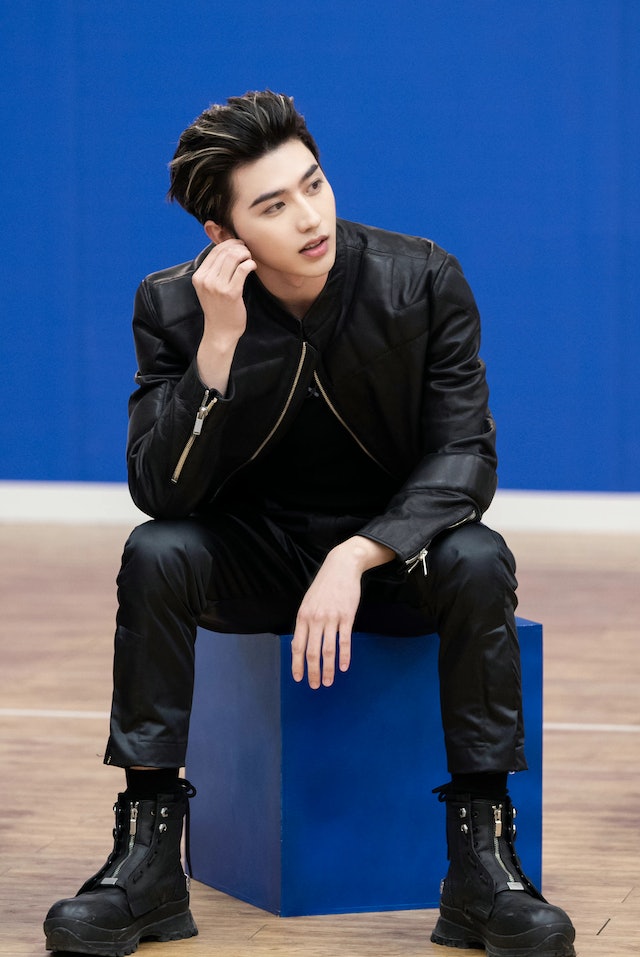 蔡徐坤提前解约打官司 前东家“倒油”公开整容费用	