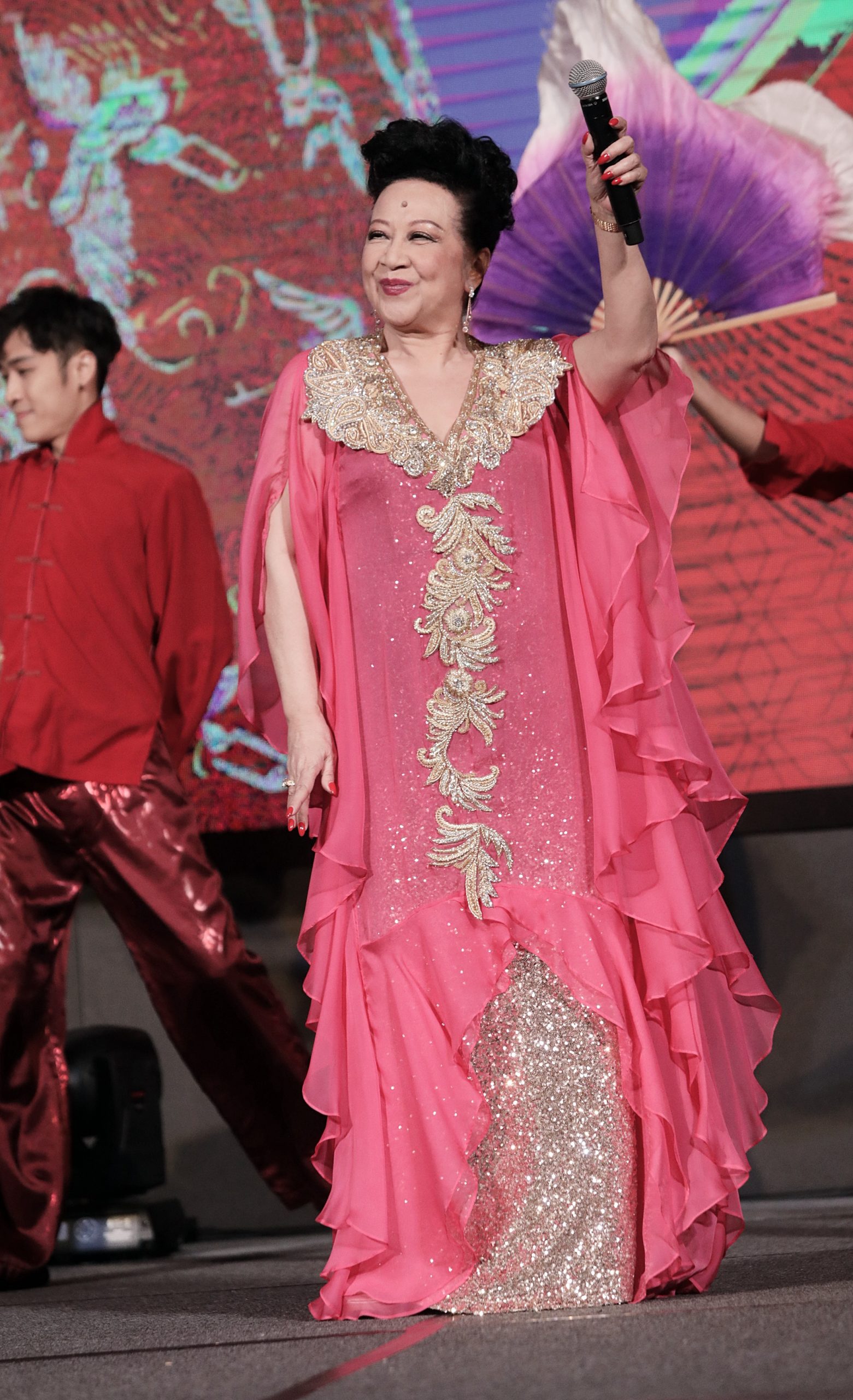 薛家燕冒险来马站台  抱怨烈日下拍贺岁MV