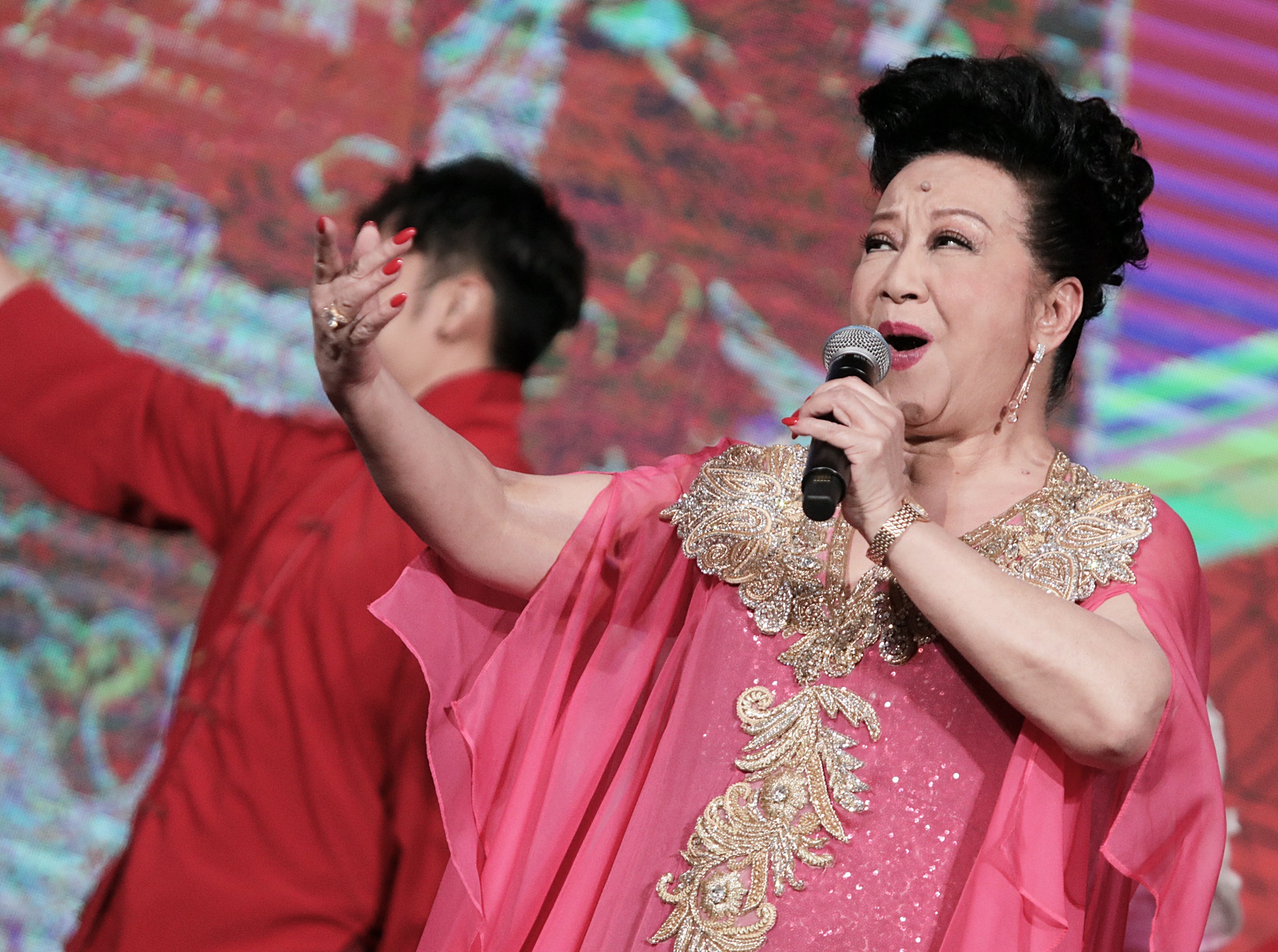 薛家燕冒险来马站台  抱怨烈日下拍贺岁MV