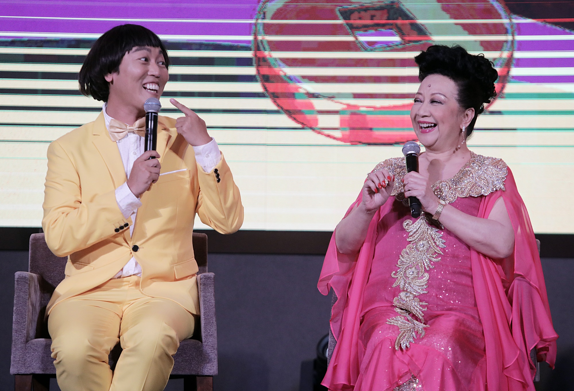 薛家燕冒险来马站台  抱怨烈日下拍贺岁MV