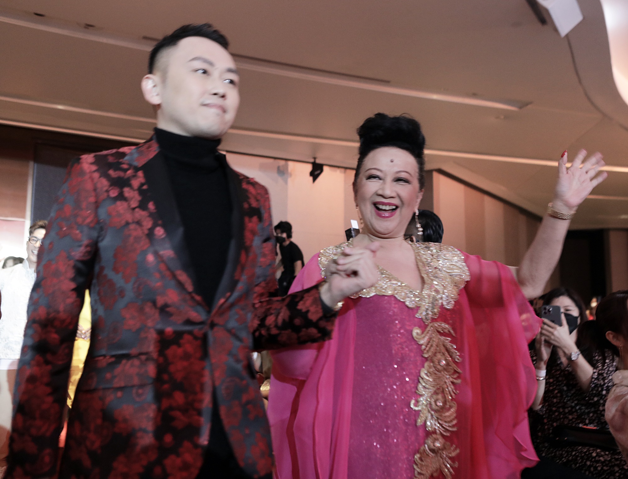 薛家燕冒险来马站台  抱怨烈日下拍贺岁MV