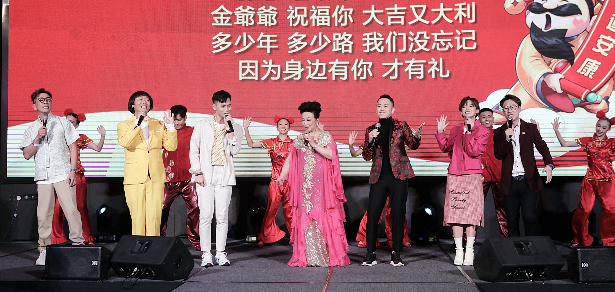 薛家燕冒险来马站台  抱怨烈日下拍贺岁MV