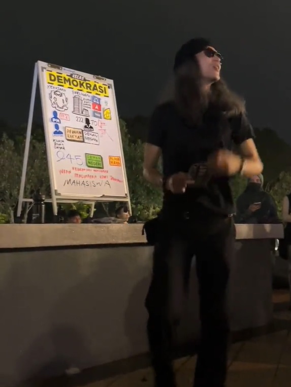 视频 | 5政府大学禁法米上民主课!大学生不理 换地点继续听