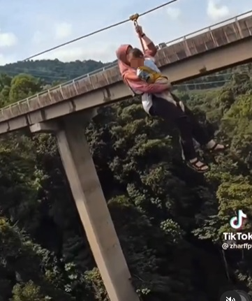 视频 | 单手抱宝宝玩“飞狐”没戴头盔!只绑一条绳 妈妈被狂骂