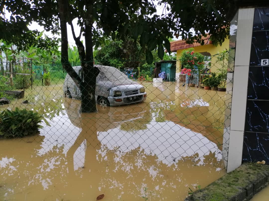 视频 | 听闻雪州甘榜水灾最严重·Viva哥2am从甲开车救灾！