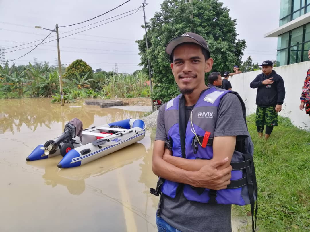 视频 | 听闻雪州甘榜水灾最严重·Viva哥2am从甲开车救灾！