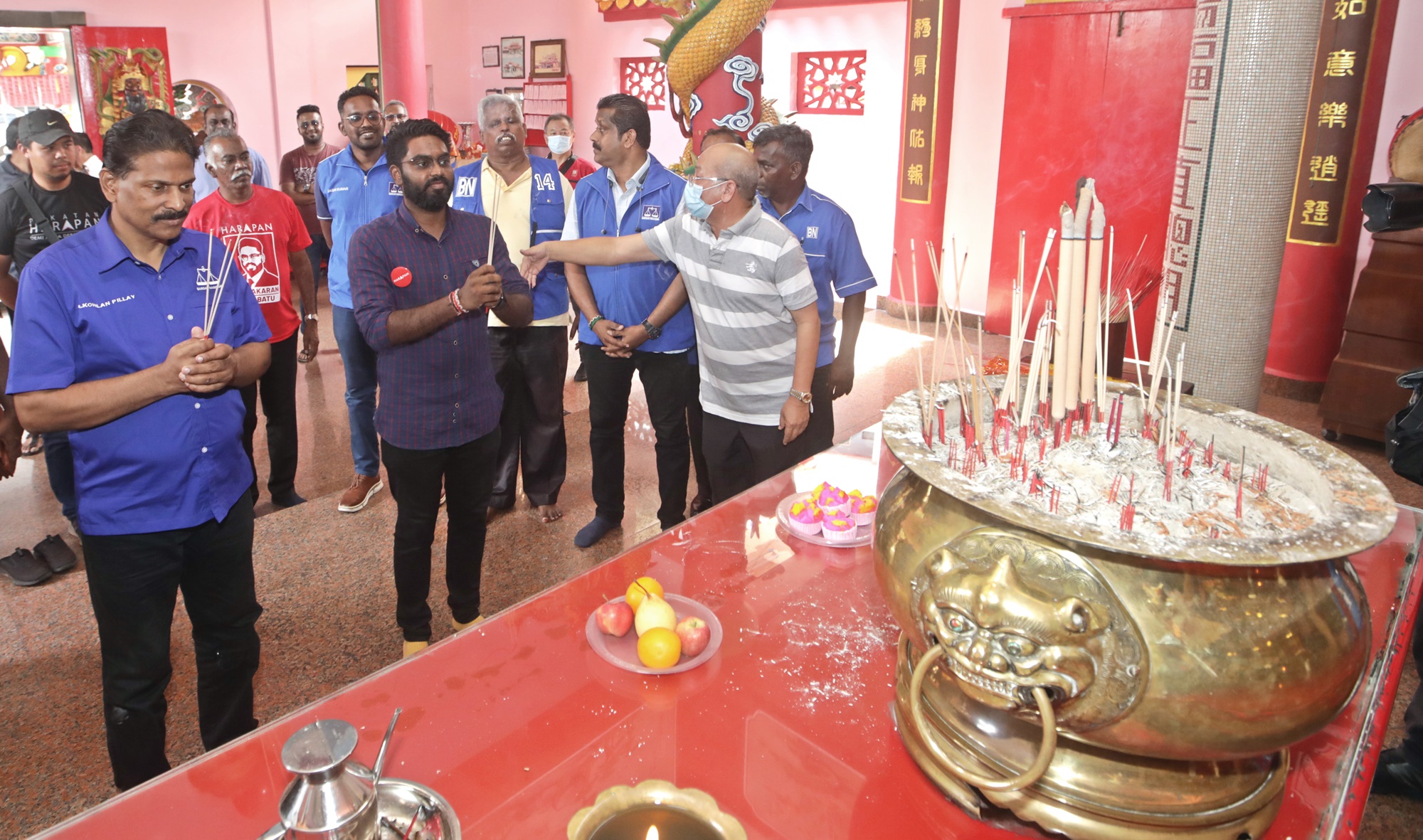 视频 | 国阵希盟印裔候选人·华人庙上香 为大马祈福