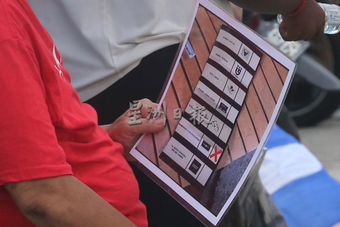 视频 | 投票站外和双溪毛糯人拉票·支持者拿“选票”促投希盟