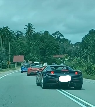 视频 | 新加坡超跑车队急速超车!法拉利疑闪路洞 失控撞车