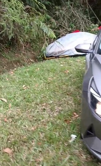 视频 | 新加坡超跑车队急速超车!法拉利疑闪路洞 失控撞车