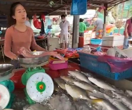 视频|卖鱼妹PP“鱼”众不同 擅长切鱼煮鱼还会变装