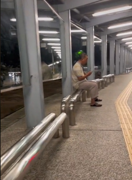 视频|女子感动父风雨无阻摩托接送 “他不抱怨 只给孩子最好的”