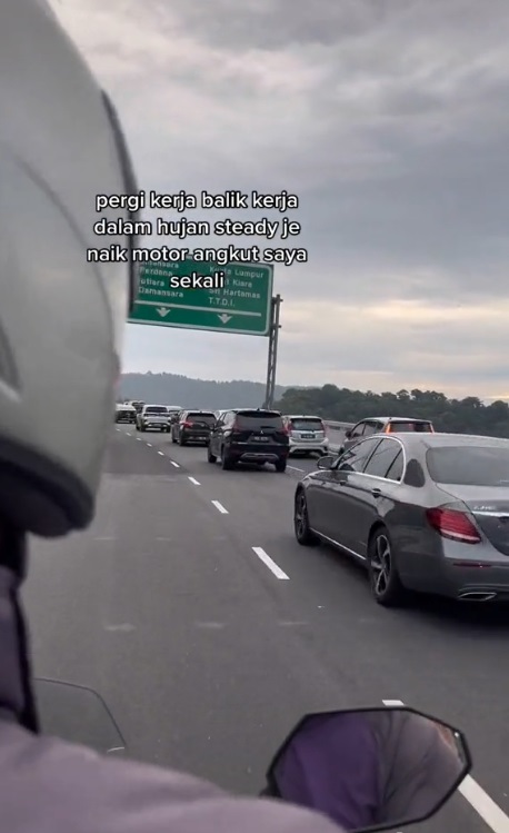 视频|女子感动父风雨无阻摩托接送 “他不抱怨 只给孩子最好的”