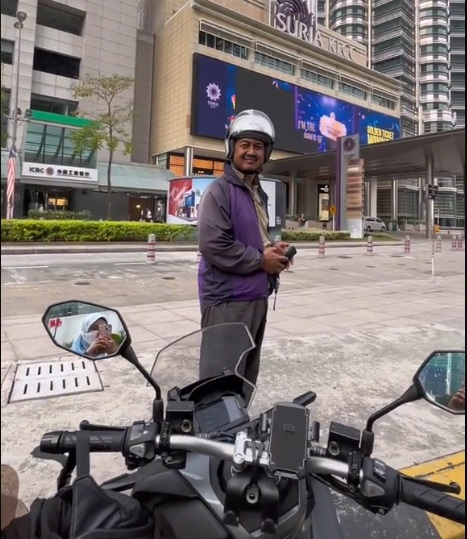 视频|女子感动父风雨无阻摩托接送 “他不抱怨 只给孩子最好的”
