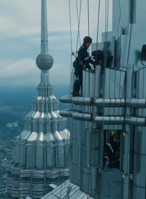 视频|女子攀双峰塔顶端换灯泡 网赞好大胆 还轻松挥手!