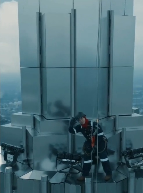 视频|女子攀双峰塔顶端换灯泡 网赞好大胆 还轻松挥手!