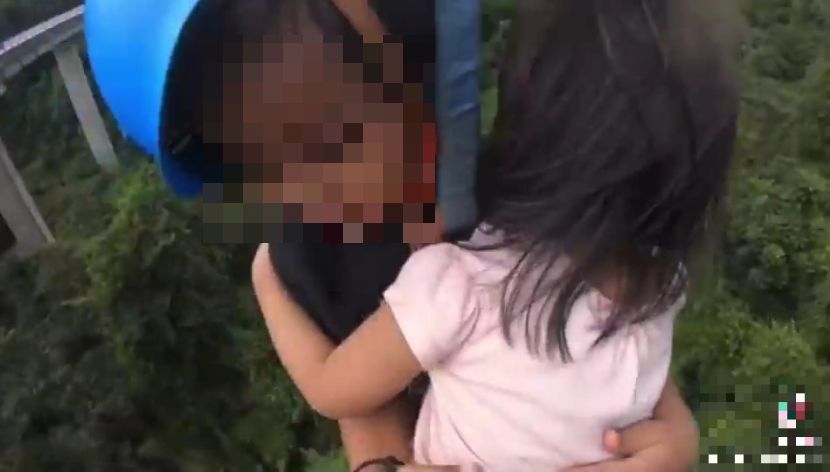 视频|惊险玩空中飞狐 大胆哥一手抱妹一手做录影