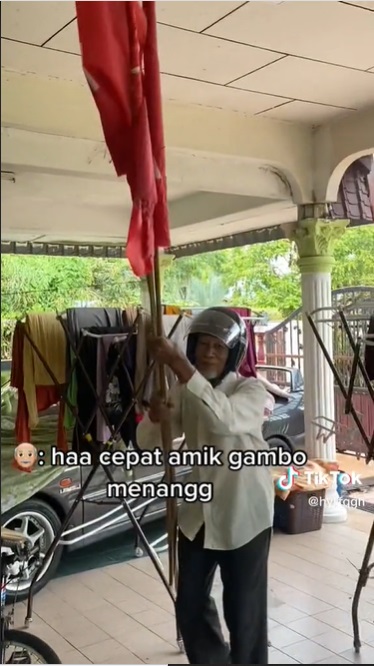 视频|支持烈火莫熄24载愿望成真 安华78岁“铁粉”兴奋挥党旗