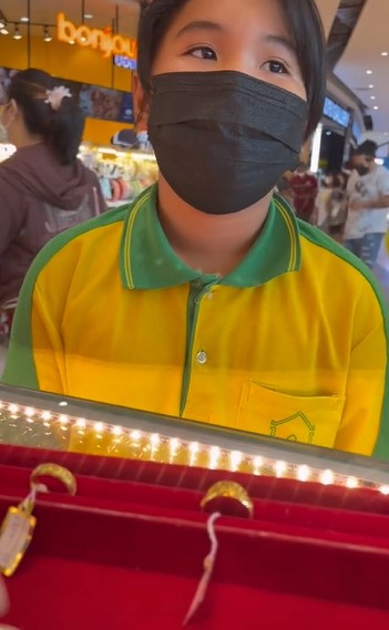 视频|每天存RM4买金戒送母 10岁女:“妈妈从未为自己庆生”