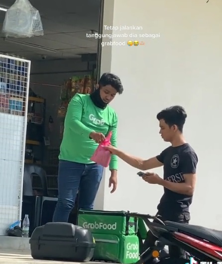 视频|车祸受伤也不失信客户 送餐员找弟弟帮送食物