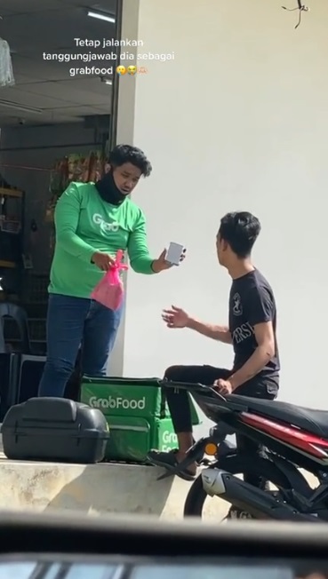 视频|车祸受伤也不失信客户 送餐员找弟弟帮送食物