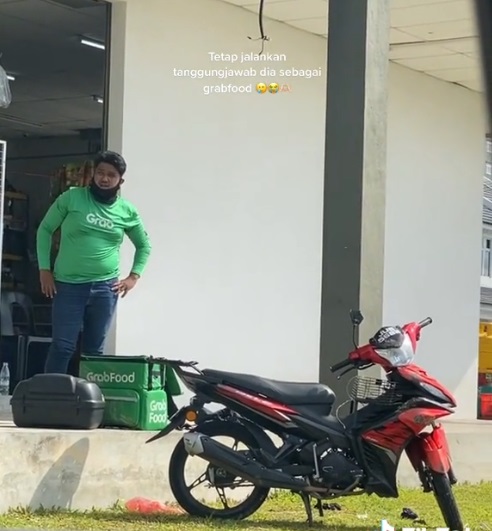 视频|车祸受伤也不失信客户 送餐员找弟弟帮送食物