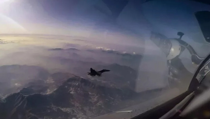 解放军东部战区多批多架次战机连续出击 疑似模拟攻台