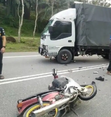 赶抵车祸地点救人 救护车司机崩溃“我的儿子!”