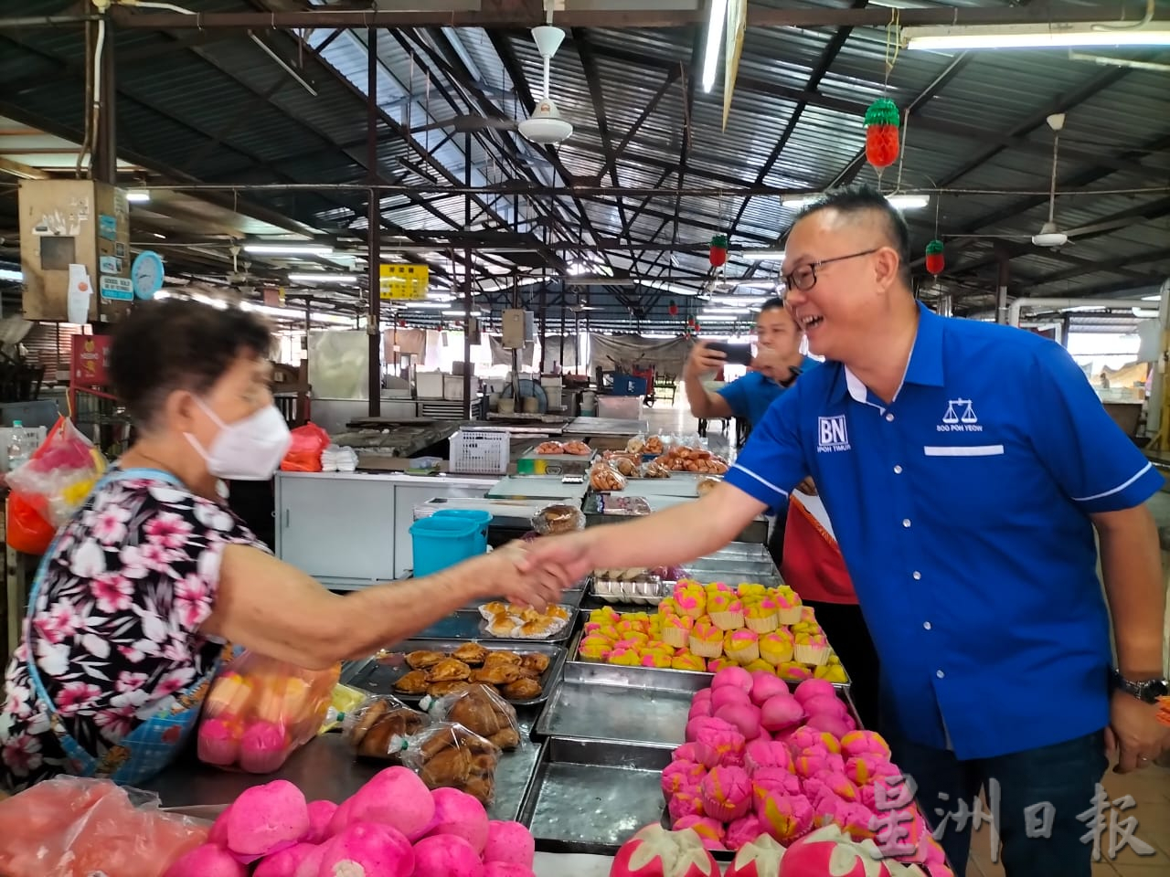 趴趴走拜票造势 候选人争分夺秒