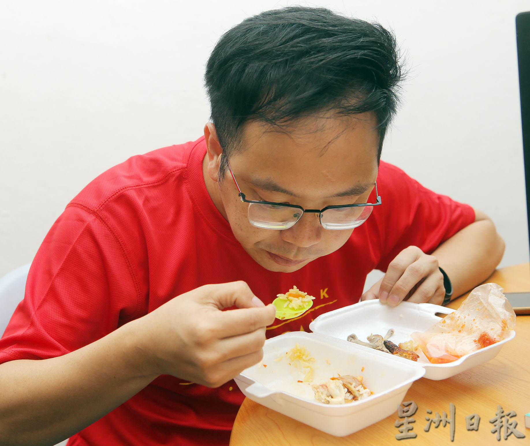 趴趴走拜票造势 候选人争分夺秒