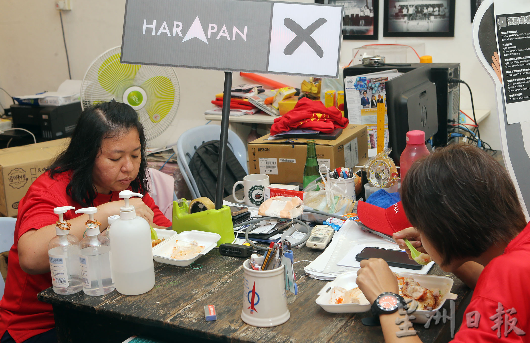 趴趴走拜票造势 候选人争分夺秒