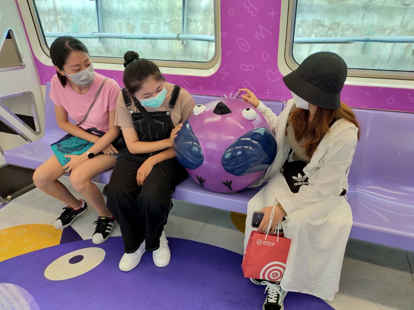 车厢挤满人“紫鸟”霸位 乘客爆骂:“可以让位吗?”