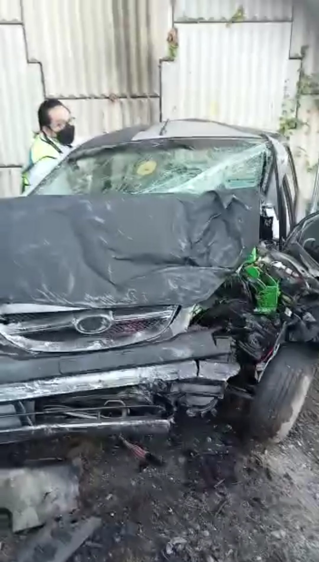 轿车撞石柱,印裔男子当场身亡