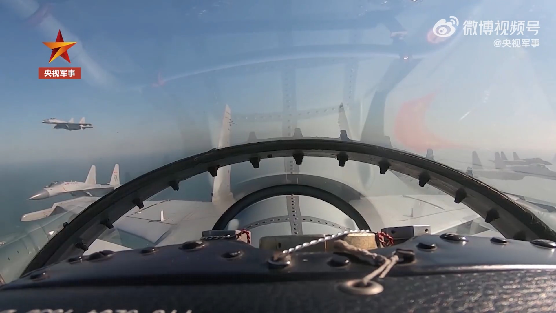 辽宁舰编队远海遇外机 歼15逼近至不足百公尺驱离