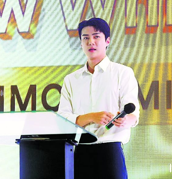 近万人挤爆商场 世勋@EXO见面会遭警勒令取消