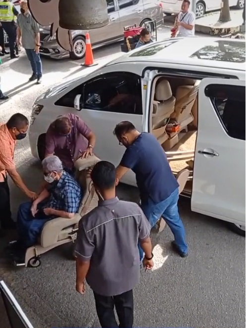 退位生活低调患失智症 伯拉加影吃沙爹引瞩目