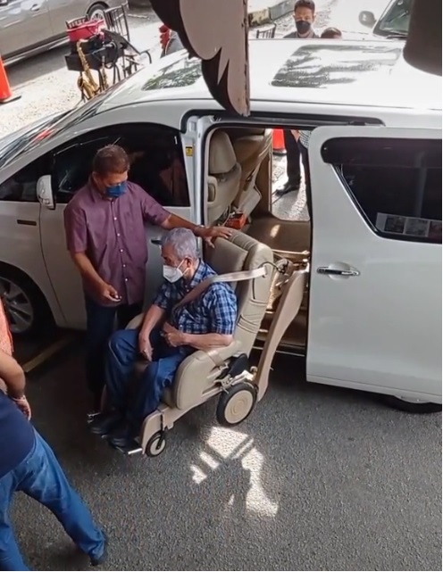 退位生活低调患失智症 伯拉加影吃沙爹引瞩目